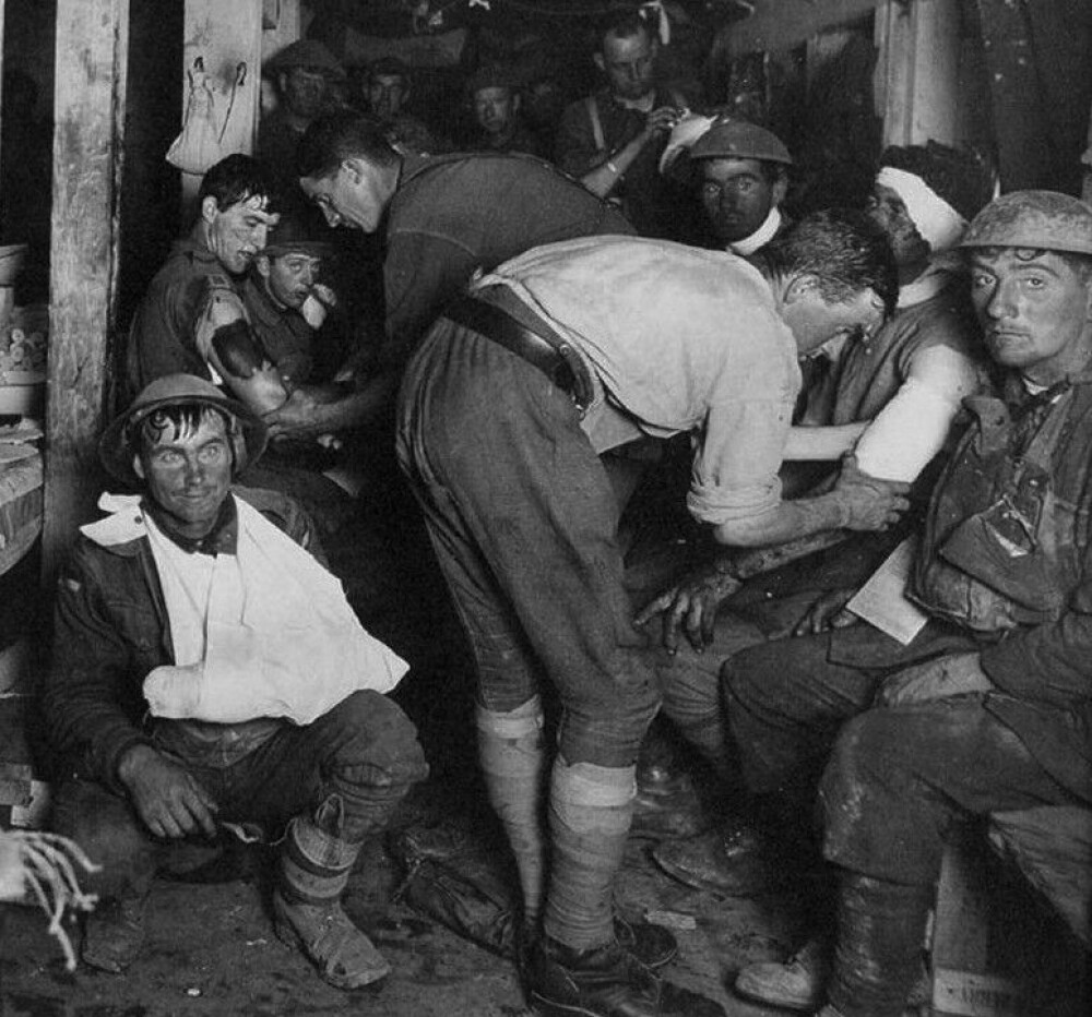 <b>TUSENMETERSBLIKKET:</b> Fremtoningen til den australske soldaten nede til venstre i bildet er typisk for soldater som fikk «granatsjokk» i 1. verdenskrig. Da soldatene kom skadet og ødelagt hjem, var behovet for hjelp enormt. Mange ble ansett å ha behov for behandling med elektrosjokk.