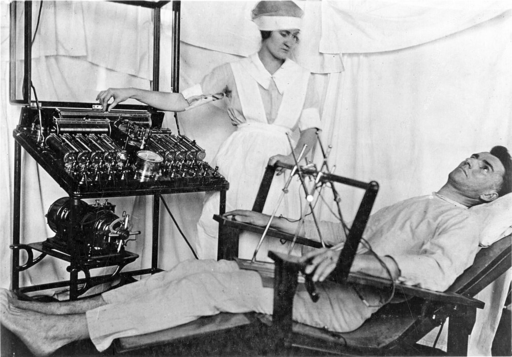 <b>BEHANDLING AV SOLDAT:</b> Soldater fra 1. verdenskrig fikk såkalt "elektroterapeutisk behandling" , et forstandie for elektrosjokk-behandling av psykiske lidelser ervervet i skyttergravene.