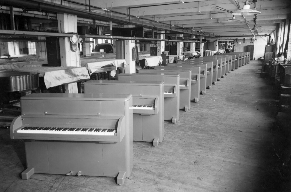<b>PÅ GELEDD:</b> Ferdige Victory Verticals på Steinway &amp; Sons´ lager i New York. Pianoene var designet for å kunne bli sluppet ut i fallskjerm og for å takle alle slags forhold.