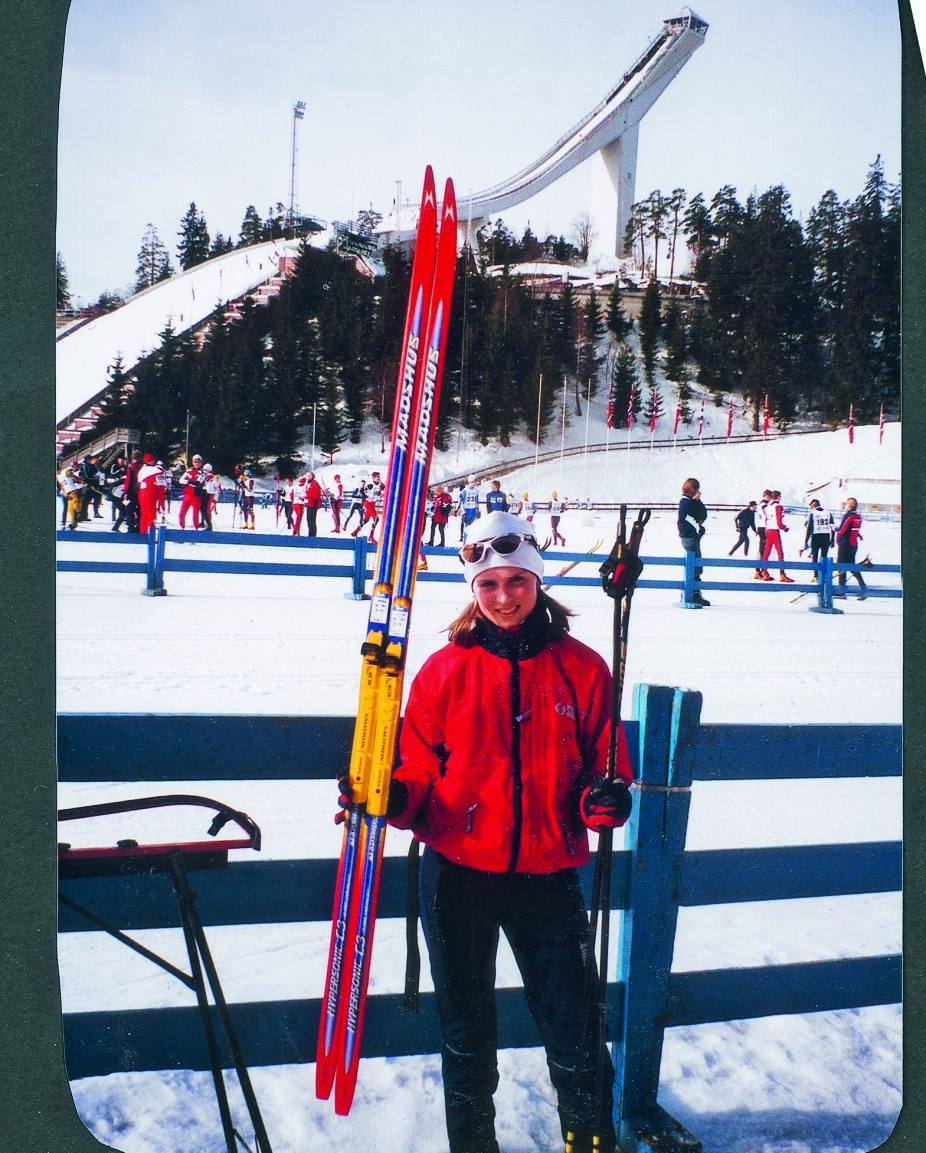 <b>I KOLLEN:</b> Allerede som junior fikk Therese prøvd ut skiene i Holmenkollen. Slik også bestefaren en gang hadde gjort. Holmenkollen skulle komme til å bety mye for jenta.