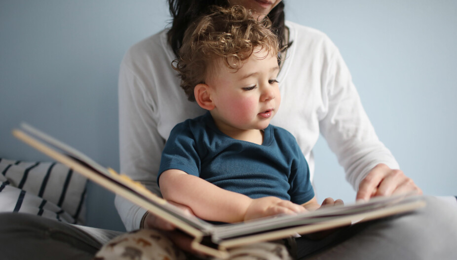 SPRÅK OG LESING: Selv om vi kan bli smågale av å lese samme bok 48 ganger på rad, har barna stort utbytte av å bli lest for.