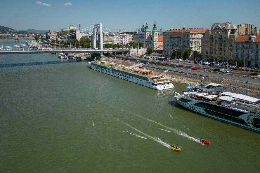 EVENTYR: I to små River 350 med 9,9-hester på hekken krysset Espen Mills og kompisen Torstein Årseth Europa sommeren 2022. Budapest var selvsagt et av høydepunktene.