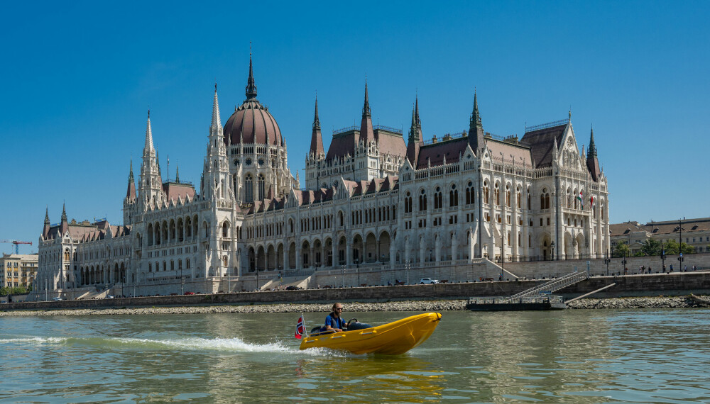 BUDAPEST: På Donau foran den staselige parlamentsbygningen i Budapest.