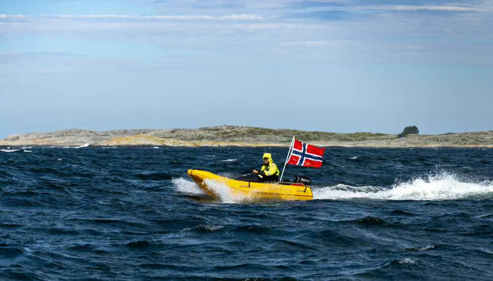 TØFT: Langs svenskekysten får man ofte tøffe forhold, særlig i en 3,5-meters båt. Men litt sjøsprøyt må man tåle på båttur.