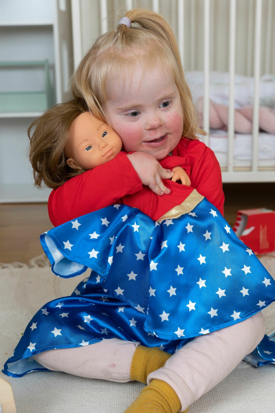 <b>FAVORITT:</b> Til ettårsdagen fikk Ida en dukke med Downs syndrom. Å få ha like kjoler er ordentlig stas, og hun kaller den «baby».