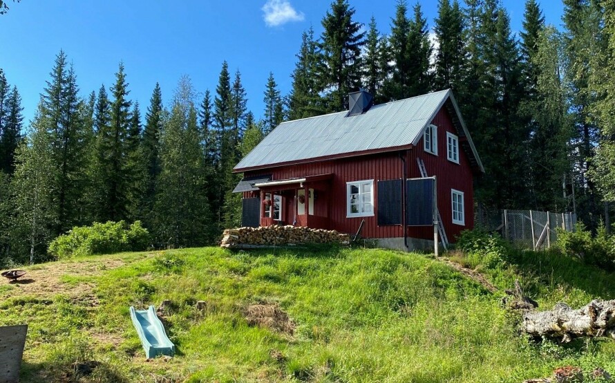 SOLCELLEPANELER: Eline og Markus har solcellepanel på huset, slik at de får litt strøm til det mest nødvendige.