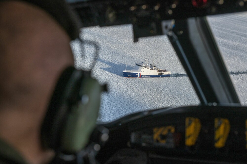 <b>ENSOM KYSTVAKT:</b> Oppe i drivisen i Svalbardområdet blir dette russiske kystvaktfartøyet registrert.