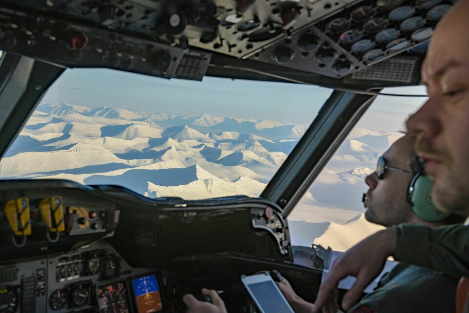 LAND I SIKTE: En tur innom Svalbard i lav høyde er et velkomment avbrekk etter mange timer til havs. Maskinist Odd følger med på motorinstrumentene mens Thomas flyr.