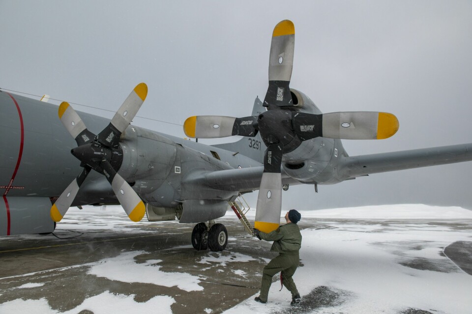 VÆRUTSATT: Værforholdene på Andøya kan være brutale vinterstid, men uansett må flyet inspiseres utvendig før oppstart.