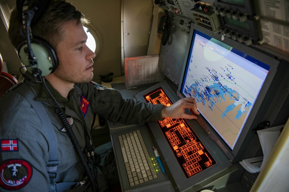 HOLDER OVERSIKT: «Tacco» Hans Håkon har oversikt over alle fartøyene i Norskehavet. Særlig påkaller de som ikke sender ut AIS-signal, interesse.