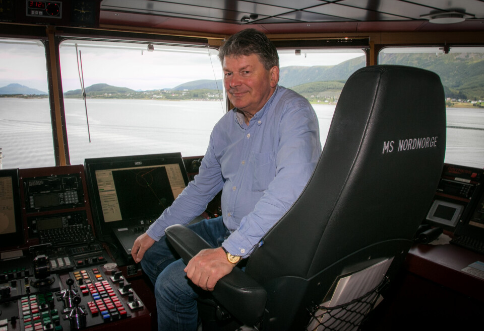 MØTE PÅ BROEN: Sten Magne Engen (72) var kaptein på hurtigruteskipet «Nordnorge» da han på slutten av 90-tallet fikk det han trodde var et vanlig bro-besøk. Den besøkende var styrkesjef Per Edvard Danielsen som ga ordre om å senke «Irma», der Engens onkel ble en av de omkomne.