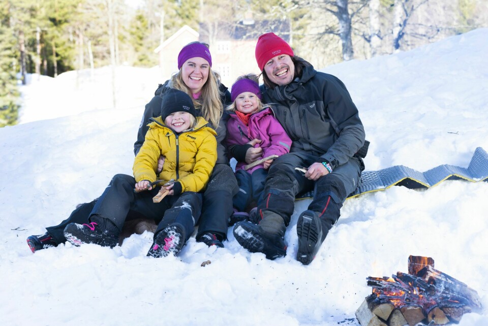 FAMILIEN READ: Mina Floriana (7) og Lilje Olava (4) har blitt en erfarne eventyrere etter mange ekspedisjoner, store som små, med pappa Alexander og mamma Kristin Victoria. Lille Rose Caspara (7 mnd.) ligger trygt og sover i pulken.