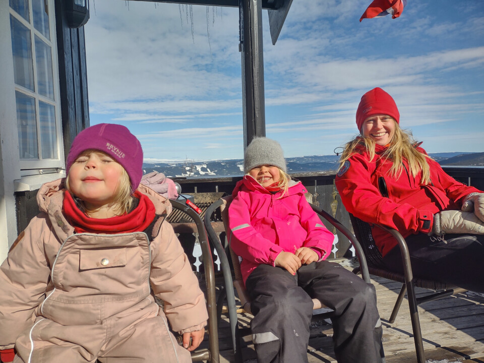 HYTTE-PÅSKE: I dag har Alexander overtatt familiens hytte og det er her de skal tilbringe årets påske. Da vil tradisjonen tro, påskeharen ta seg en tur innom.