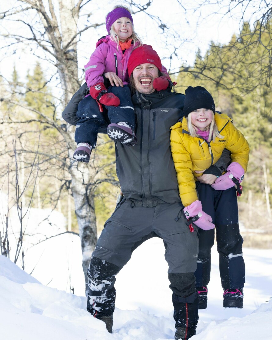 TROLLDADDY: Barna kaller bare Alexander for «Daddy», og sammen finner de på utallige sprell på tur. Troll, prinsesser og lek er noe av oppskriften bak en god turopplevelse. – Jeg har blitt enda mer leken og kjent med meg selv som person etter jeg fikk barn. Så er jeg ikke veldig vanskelig å be, om jeg blir invitert inn i barnas verden, innrømmer Alexander.