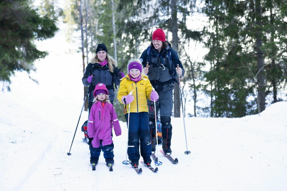 <b>NORGE PÅ SNEI:</b> Mina og Lilje vokser opp med ski på beina og tursekken på ryggen. –Selv om de lengste vinterekspedisjonene er forbeholdt pappa Alexander, er Kristin vel så involvert i de daglige utfluktene. Til sommeren skal hele familien reise «Norge på snei» over 2,5 måneder.