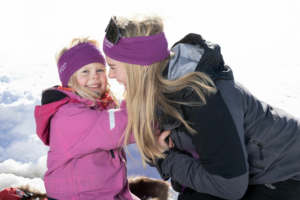 MAKKERTJENESTE: Når familien Read er ute på tur, er alltid fokuset på hvordan de kan bidra for at alle i flokken har det bra. De bruker gjerne den militære betegnelsen «makkertjeneste» når de hjelper hverandre. Som her, hvor Lilje får varmet hendene sine innenfor mamma Kristins jakke.