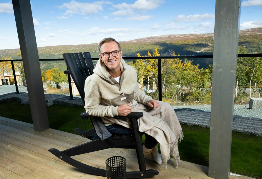 PÅSKE 2023: TV-profil og interiørekspert Halvor Bakke (52) pynter aldri med gult i påsken. – Jeg pynter med løkblomster, hvite narsisser, hvite perleblomster og litt egg i dekoren. Men ellers er det fritt for gult.