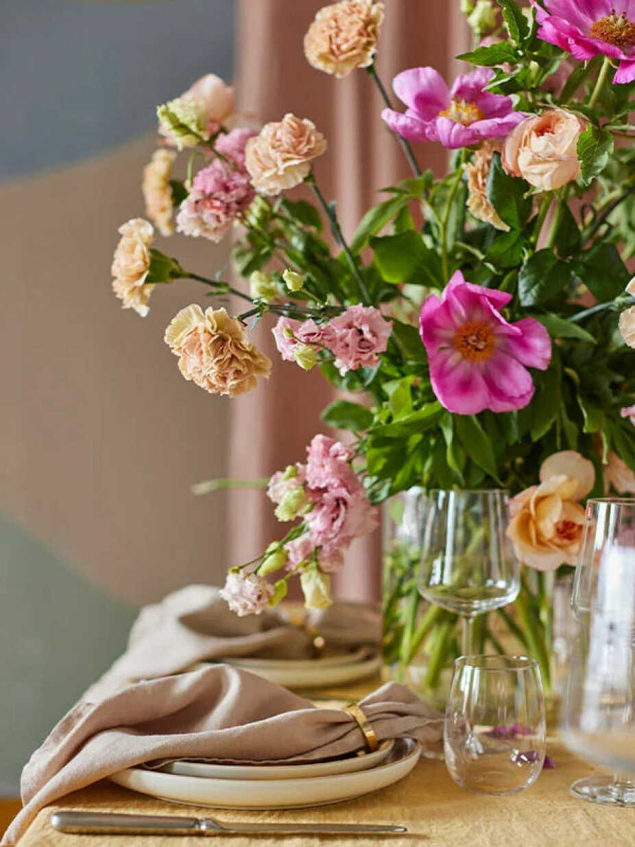 Et klassisk og elegant bord, som likevel oppleves avslappet får du ved å bruke tekstilservietter mot mer rustikt servise. Den frodige blomsterbuketten løfter uttryket.