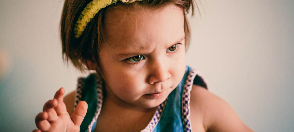 Datteren min slår de andre barna i barnehagen. Hva skal jeg gjøre?