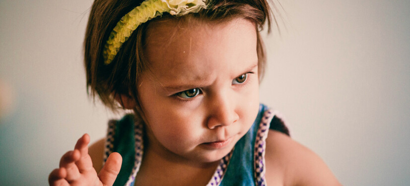 Datteren min slår de andre barna i barnehagen. Hva skal jeg gjøre?