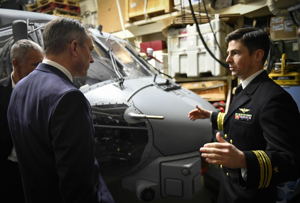 <b>GUIDET TUR:</b> I 2017 ble daværende forsvars­minister Frank Bakke-Jensen brifet om MH-60R Sea­hawk da den ameri­kanske destroy­eren USS «Oscar Austin» var i Oslo.