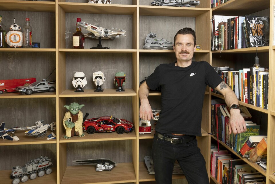 LEGO-SAMLING: Liva er glad i lese bøker, og hun sørget for at en møbelsnekker spesialtilpasset en stor bokhylle i underetasjen. Da glemte hun å ta Henriks legosamling med i betraktning. Den fyller i dag to tredjedeler av hyllen.