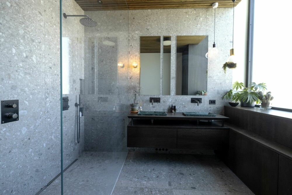 <b>TRE BAD:</b> Funkishuset har tre bad til sammen. Hovedbadet er knyttet sammen med Henrik og Livas soverom. Tanken bak badet var å skape en «Bali»-følelse med grønne planter og lune, litt mørkere materialer. Grønne marmor-vasker fullfører den eksotiske stilen.