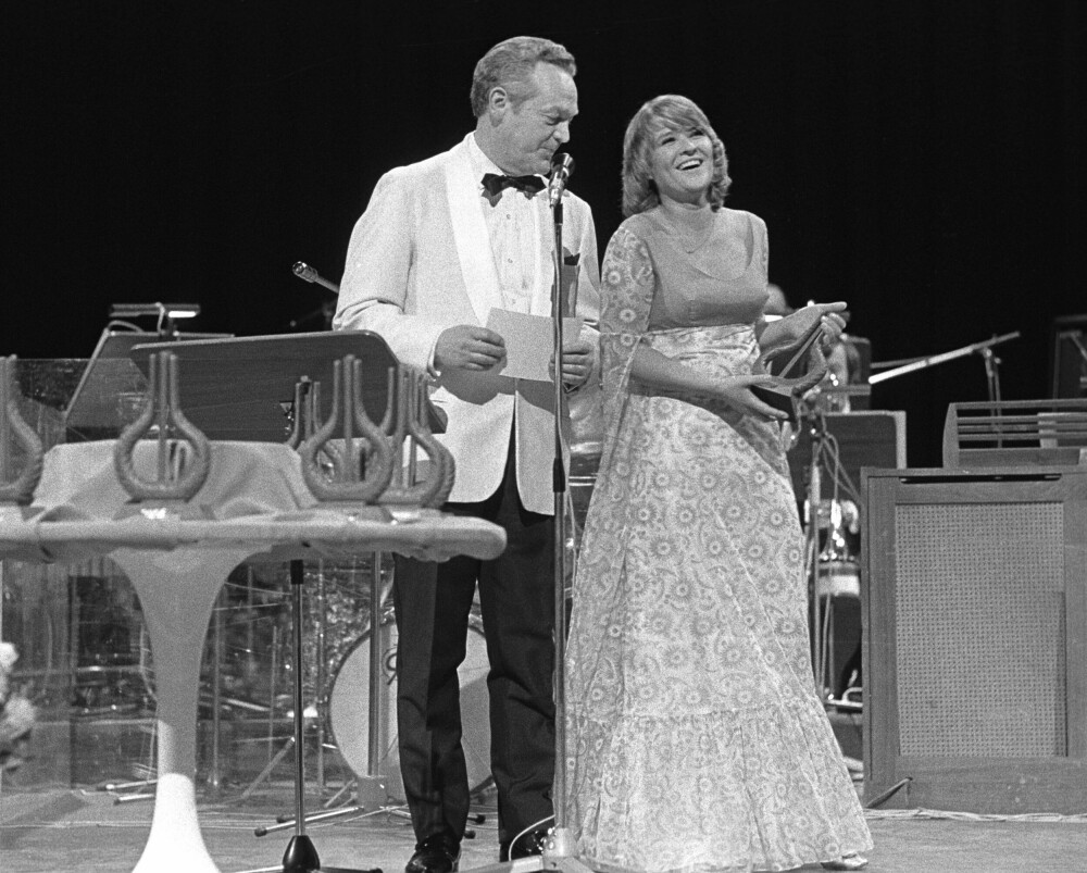 <b>HISTORISK: </b>Kirsti vant den aller første Spellemannprisen for beste kvinnelige artist i 1973. Her fra utdelingen sammen med konferansier Rolf Kirkvaag.