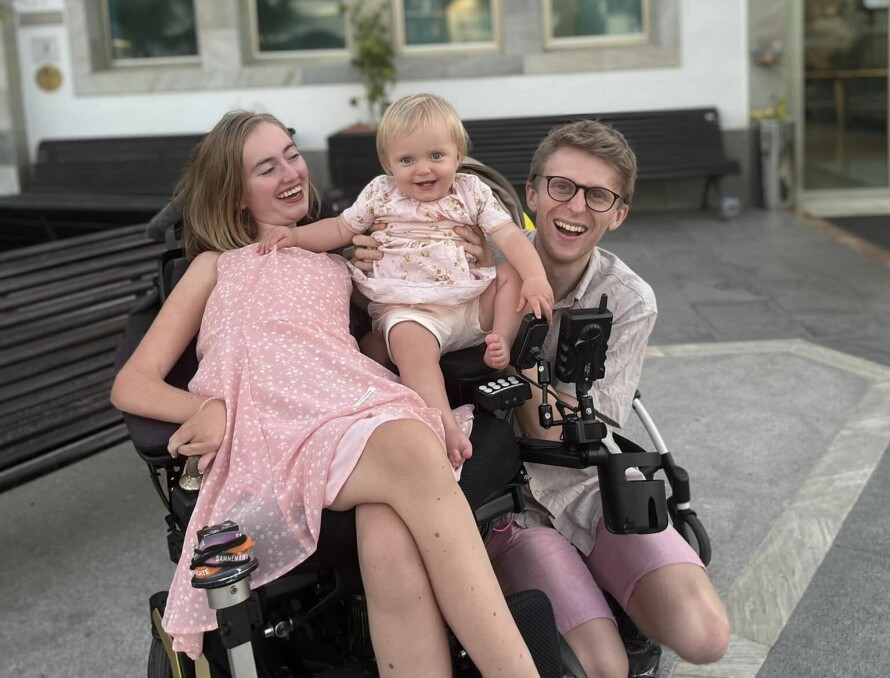 FAMILIE: Familien er glad i å reise og oppleve nye ting. Tonje fastslår at barna hennes kommer til å huske all kjærlighet og glede de får av henne, og at viktigheten av hvem som skifter bleie ikke er stor.