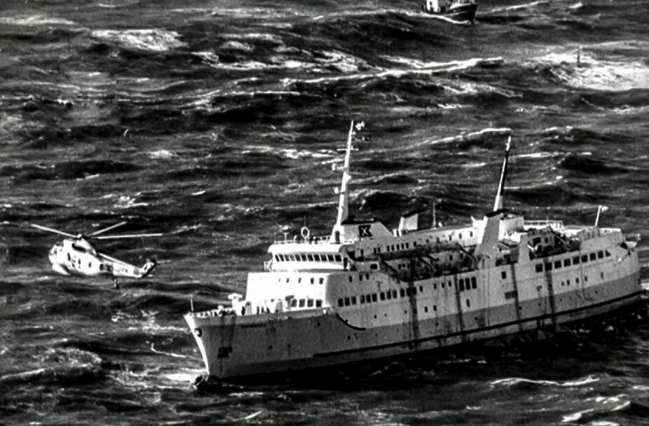 <b>MIN BÅT ER SÅ LITEN:</b> Her ligger den dødsdømte M/S «Skagerak» i røff sjø utenfor danskekysten. Skipet som ikke kunne synke, ble sendt til bunns da én eneste bølge slo inn akterporten. I en spektakulær redningsaksjon ble alle om bord reddet.