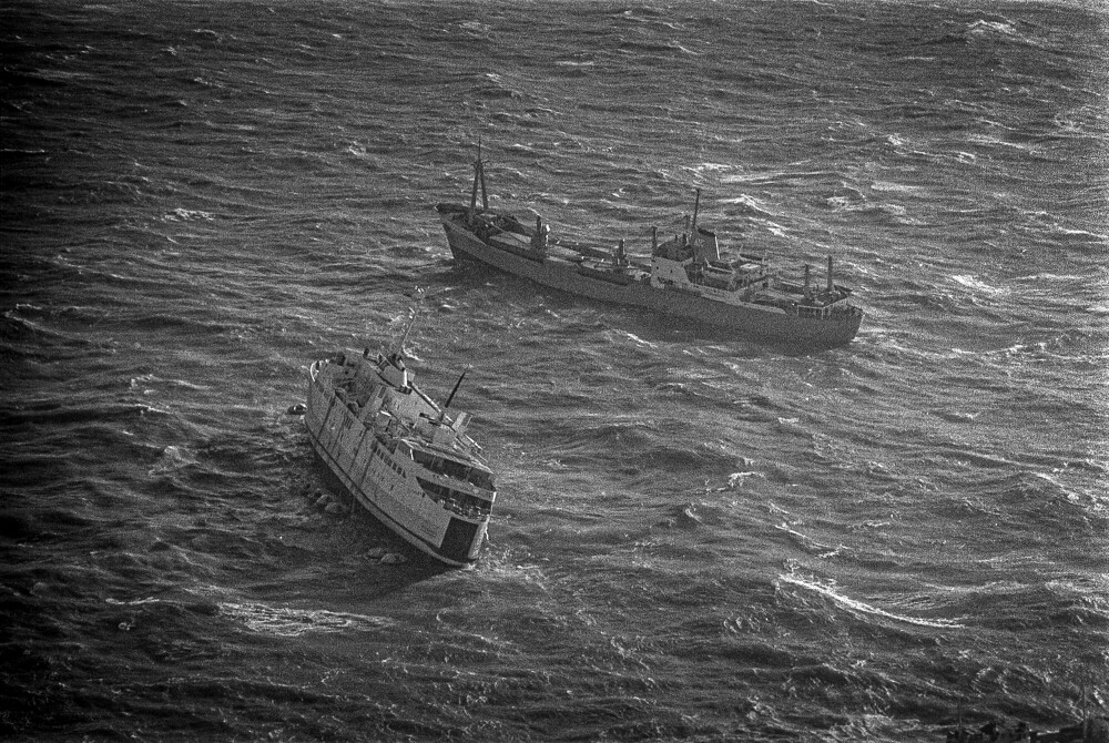 <b>MISLYKKET:</b> Fred. Olsen-skipet «Bergerac» gjorde flere mislykkede forsøk på å få sleper ombord i havaristen, M/S «Skagerak».