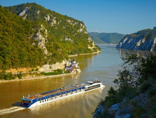 <b>INSTAGRAMVENNLIG:</b> Donau er grenseløs, og området der den slynger seg som et kjempestort, gjenglemt hoppetau mellom Serbia og Romania, er også grenseløst vakkert.