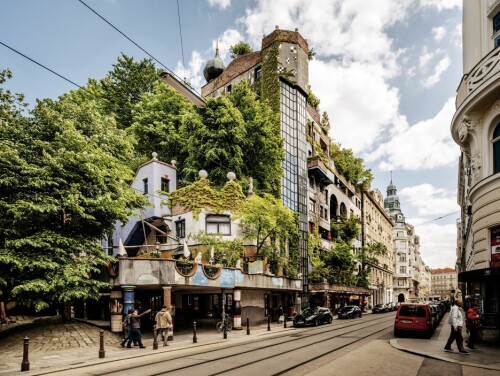 <b>HUNDERTWASSERS HAGEHUS:</b> Hundertwasserhaus i Wien har flere trær og busker enn leiligheter.