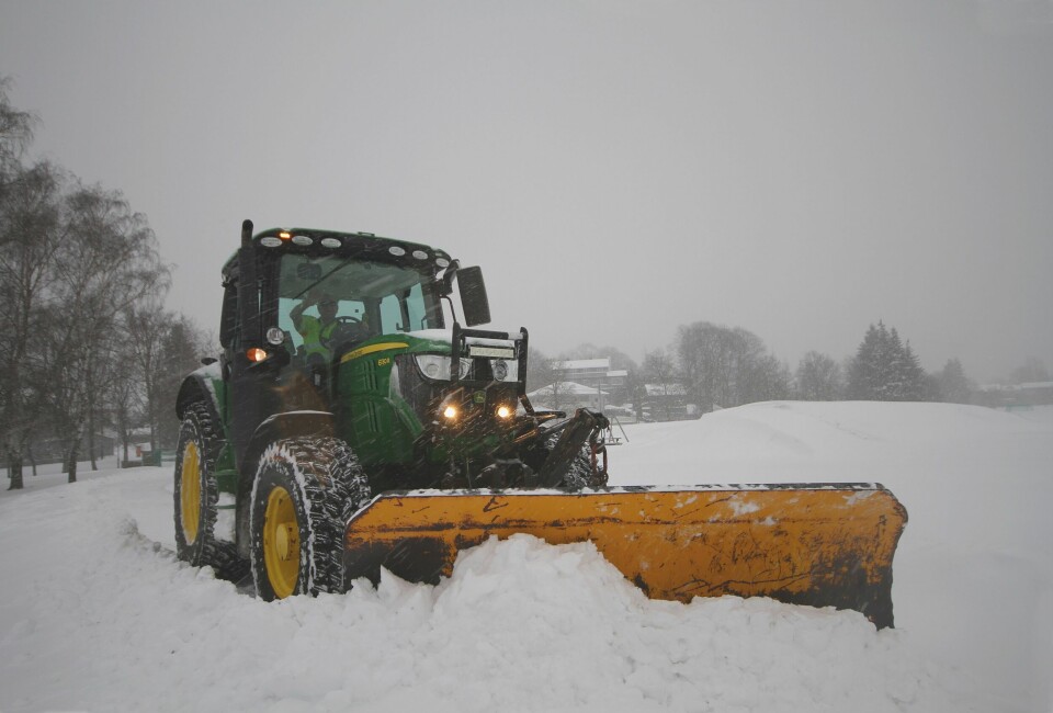 GOD GAMMELDAGS VINTER: Når snøen kommer, er Leif Hoel i farta. Det har han vært i over 50 år. Her er han i aksjon på Voldsløkka i januar. Da fikk Oslo virkelig oppleve en god, gammeldags vinter, og Leif var selvsagt på plass.