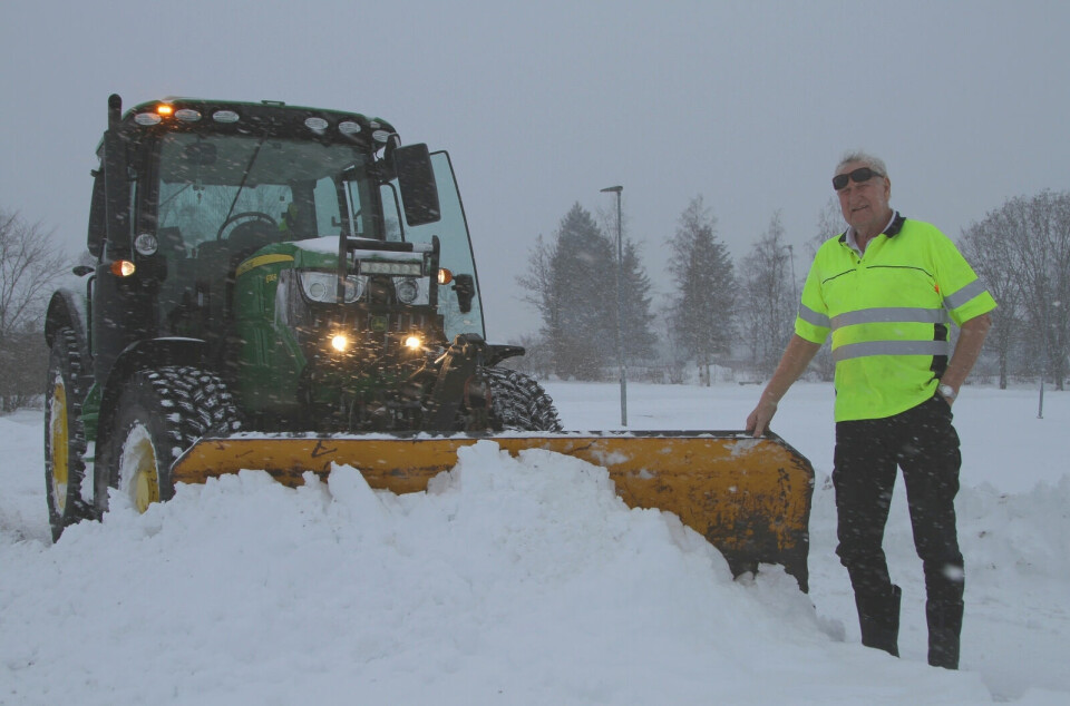 SNØEN BESTEMMER: Snø var det nok av i vinter. Godt ut i mars, da Oslo normalt skulle være badet i vårsol, var det på’n igjen. Leif var ikke videre happy, men det er snøen som bestemmer.