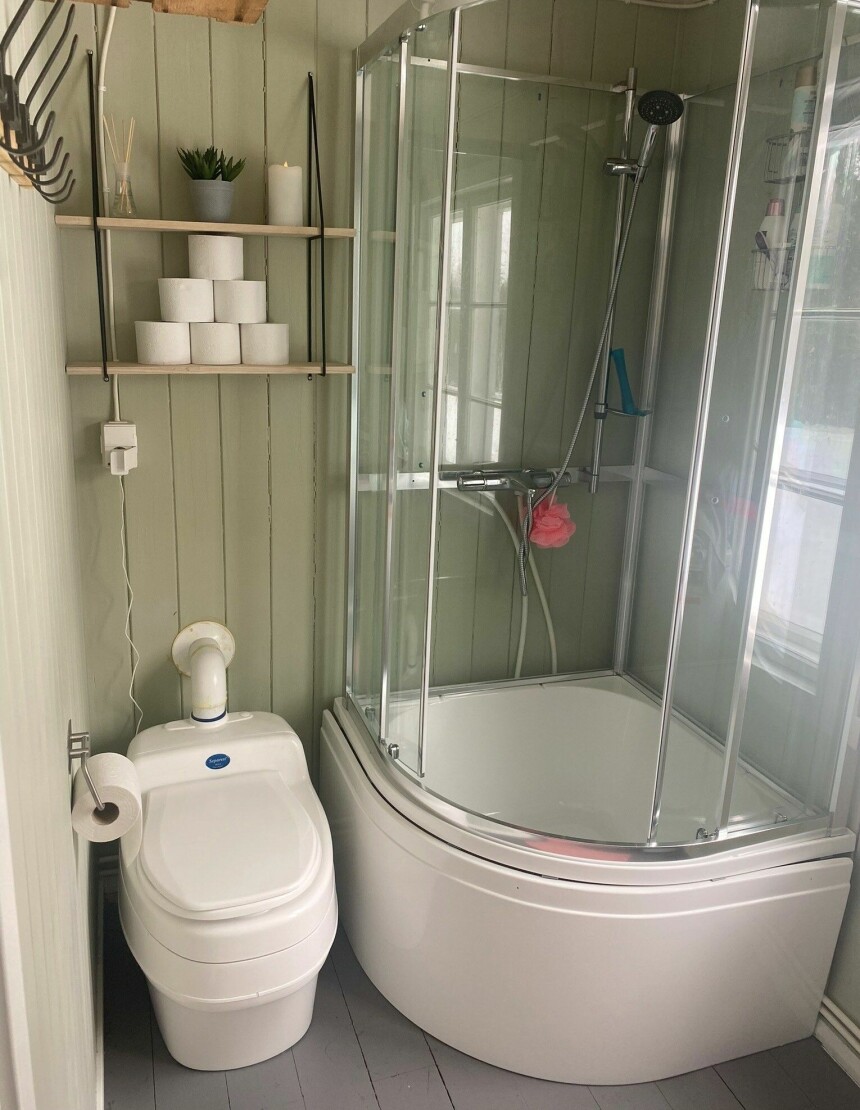 BAD: tidligere var det ikke dusj og do i huset. Dette innførte Markus og Eline slik at de innimellom kan ta seg en dusj, og slippe rå gå på utedoen i mange minusgrader på vinteren.
