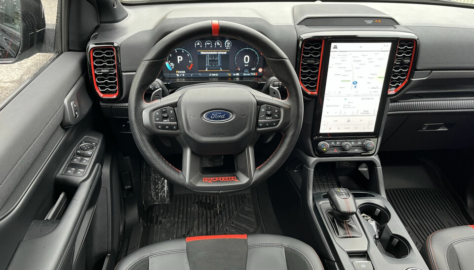 BARSKT: Tøft førermiljø med Raptor-spesifikk pynt. Den helt vertikal berøringsskjermen er 31 cm bred.