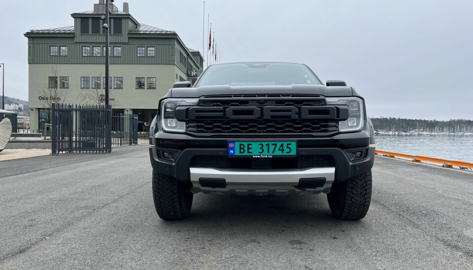 BESKYTTELSE: Nye Raptor kommer standard med en beskyttelsesplate foran som er nesten dobbelt så stor som på standardversjonen av nye Ranger, og som består av 2,3 millimeter tykt høyfast stål. Platen skal beskytte nøkkelkomponenter som motor og drivverk ved kjøring i tøft terreng.