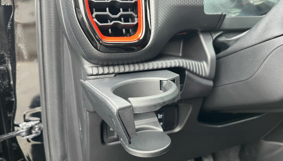 KOPP: I tillegg til koppholderne i midtkonsollen er det flaskeholdere ved dørene.