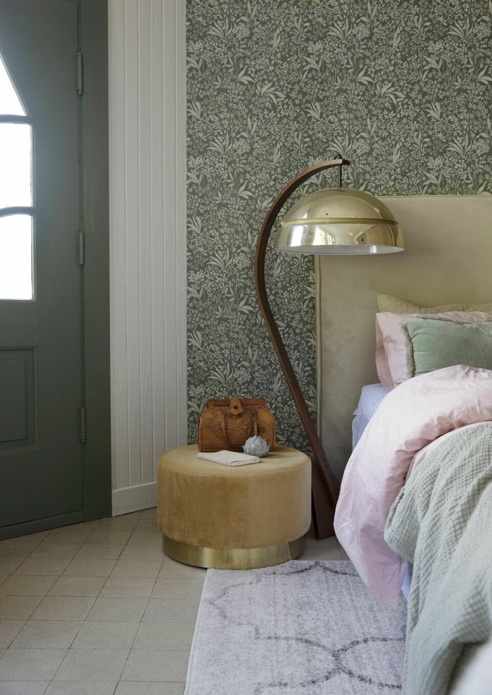 Elise jobber som boligstylist og har et stort lager av rekvisitter. Puffen som brukes som nattbord er hentet herfra, den har vært med henne i så mange år at hun ikke husker hvor den opprinnelig stammer fra. Sengetøyet er fra Kid Interiør, og sengeteppet er fra H&M Home. Gulvteppet er fra Ellos.