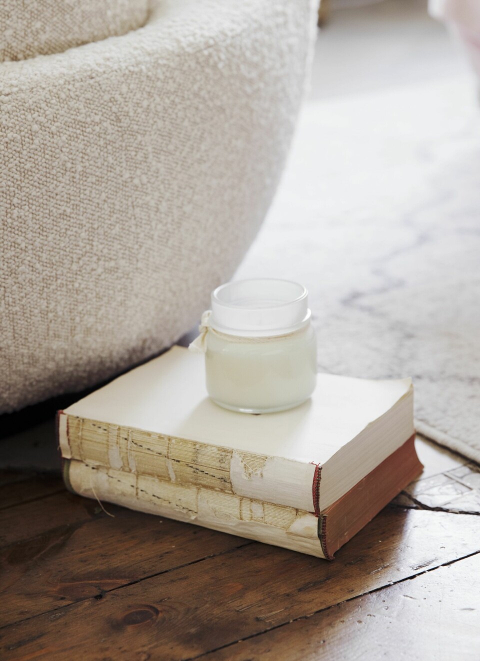 Et duftlys i glass sprer godlukt og gir luksusfølelse, selv når det ikke er tent.