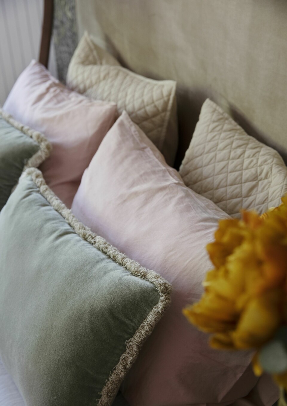 VELG ALLTID FYLDIGE DUNPUTER, TIPSER ELISE: – De ligger så uendelig mye penere, enten det er i sengen eller sofaen! Putene er alle fra Kid Interiør.