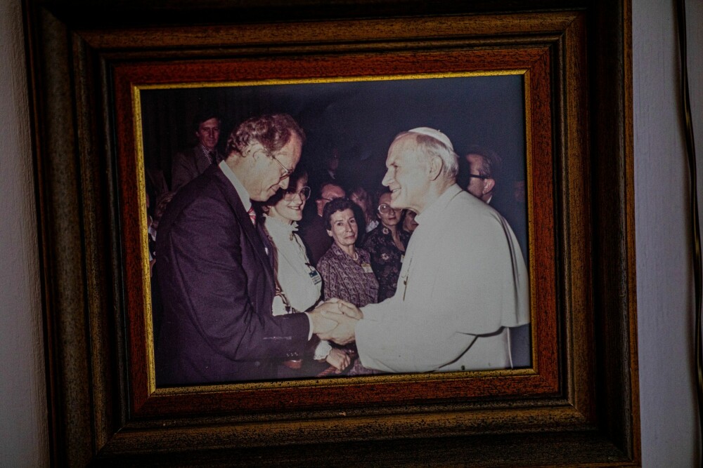 <b>MØTET: </b>På bildet ser vi Johannes som hilser på pave Johannes Paul 2 (1920–2005)