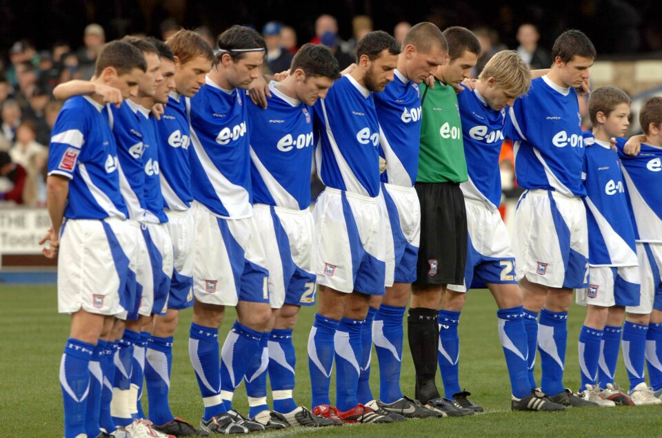 STILLHET: Fotballaget Ipswich Town er byens stolthet. Spillerne markerte drapene på de fem unge kvinnene foran ligakampen mot Leeds første helgen etter at serien av drap var avdekket.
