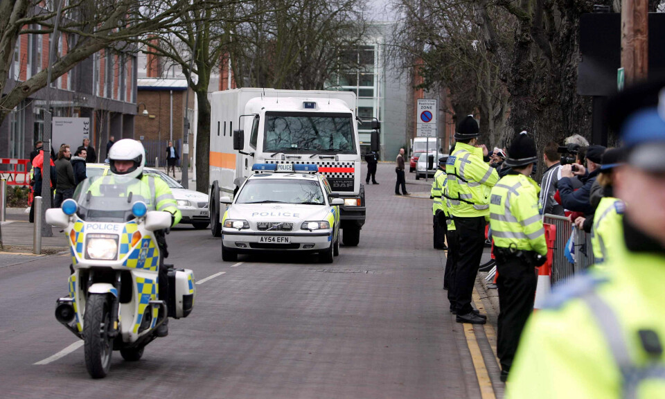 FUNNET SKYLDIG: Steve Wright ble avslørt som seriedrapsmann av DNA, sikret etter et lite underslag fra en pub-kasse 18 år tidligere. Her blir han kjørt fra retten etter å ha blitt funnet skyldig og dømt til livsvarig fengsel i Ipswich Crown Court.