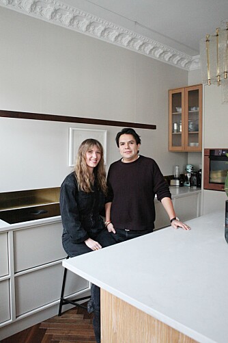 Gustavo og Camilla på kjøkkenet – rommet de er blitt aller mest fornøyd med. 