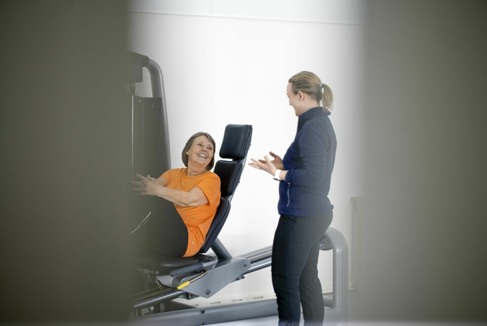 TRENING: Det er viktig med trening. Sølvi får super oppfølging av flere eksperter, blant annet idrettspedagog Yvonne Bergstrøm Willersrud på Lovisenberg Rehabilitering.