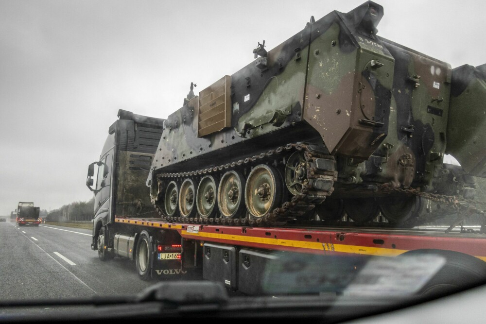 <b>HJELP TIL VANSKELIG NABO:</b> Store trailere med stridsvogner dundrer langs motorveien S17 øst i Polen, på vei til krigen i Ukraina. Våpentransporten bekymrer beboere langs grensen mellom Polen og Ukraina. De har allerede fått mer enn skremmende last i retur.
