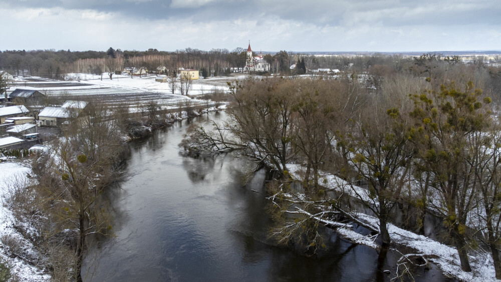 <b>GRENSEELVEN:</b> Til venstre: Nato. Til høyre: Land invadert av Russland. Ved den polske landsbyen Swierze går elven Bug som et skille mellom Polen og Ukraina.