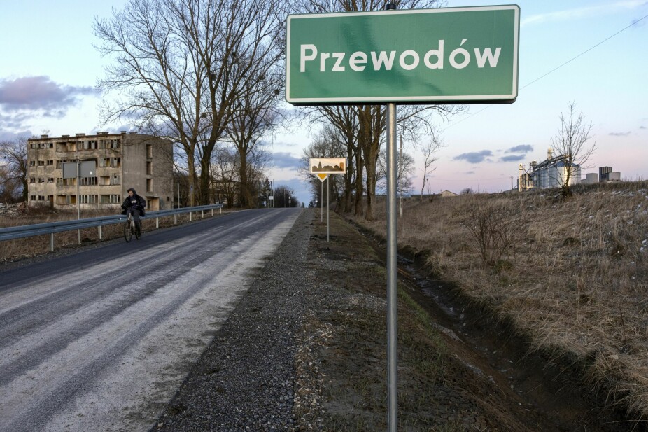 <b>I SKUDDLINJEN:</b> Ved fabrikken til høyre i bildet, Agrocom Setniki i landsbyen Przewodów, litt over seks kilometer fra grensen, falt et ukrainsk missil ned 15 november 2022.
